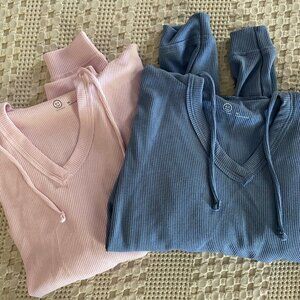 2 GILLY HICKS WAFFLE V-NECK HOODIES